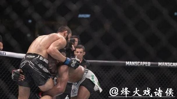 为什么奇马耶夫骨头琼斯只敢叫阵佩雷拉，却不敢挑战铁血，因为铁血的重拳一拳能把人打半死，佩雷拉根本不在一个层次