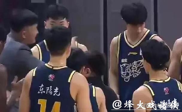 主场输给广东又怪谁,威金顿关键时刻连连送人头,广州难逃失利命运,球队配合也被拖累 主场输给广东又怪谁,威金顿关键时刻连连送人头,广州难逃失利命运,球队配合也被拖累